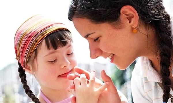 Tedavi edilmesi gereken bir hastalık değil, genetik bir farklılık olan Down Sendromu'nu tabii ki en çok yaşayan anne ve babalar bilirler...