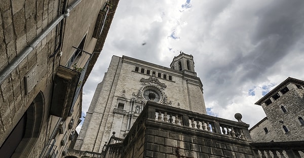 1. Сложно забыть ту сцену, когда септа Бейлора вспыхнула в огне. Какое огненное оружие уничтожило его?