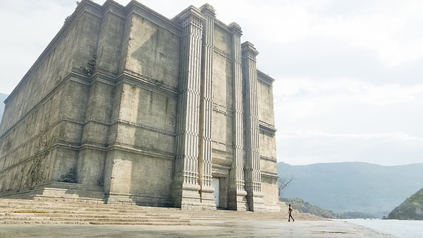 4. Черно-белый дом служит еще и храмом. А кому там поклоняются?