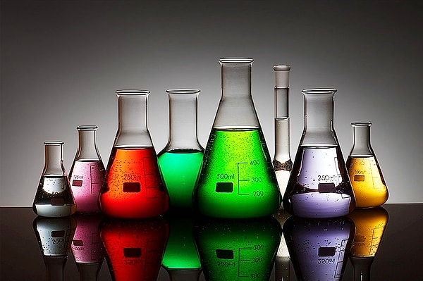 11. Какой химический элемент получил свое название от греческого слова, означающего "фиолетовый"?