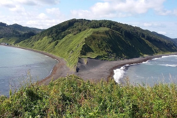 7. Назовите крупнейший остров в Тихом океане, принадлежащий России: