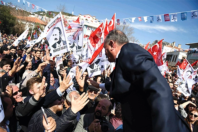 Saatcı'dan Halkın Takdirini Kazanan 10 Hareket 10 Başlattığı ‘HALKIN İTTİFAKI’ hareketiyle geniş kitlelerden destek almayı sürdüren Saatcı, seçimin favorisi olarak gösteriliyor.