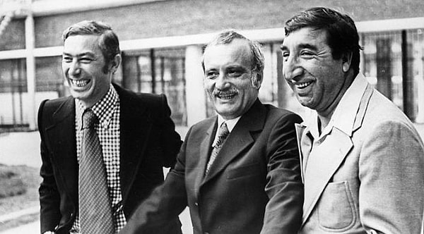 4. Какой режиссер снял фильмы, в которых часто поют «На речке, на речке»?