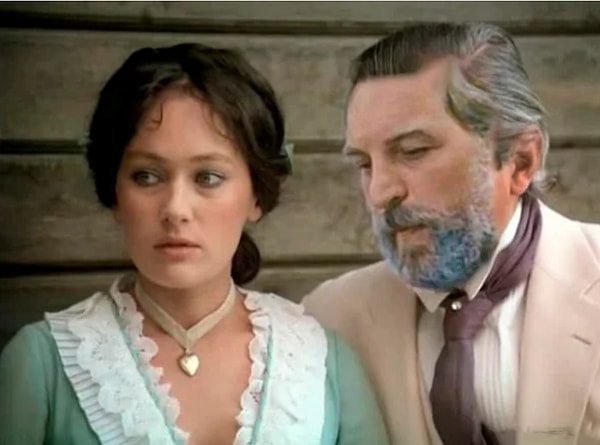 8. Какой актер рядом с Ларисой Гузеевой был на настоящем кадре?