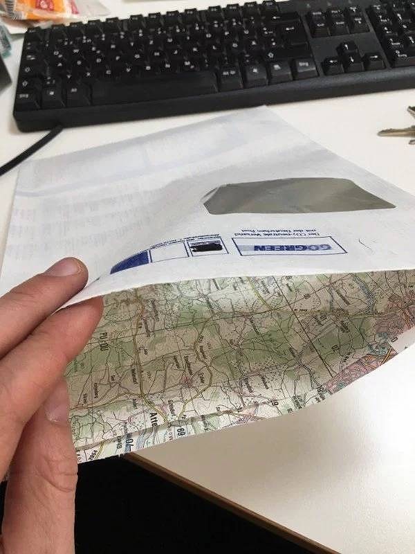 2. Новый конверт, сделанный из переработанных старых карт