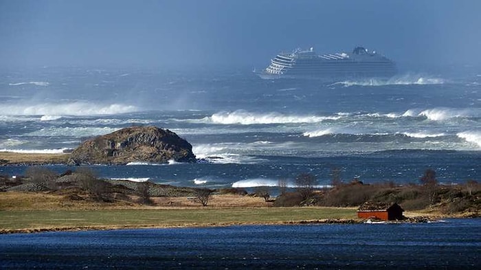 Görüntüler Akıllara Titanic'i Getirdi: Yüzlerce Kişi Norveç'teki Yolcu Gemisinde Mahsur Kaldı