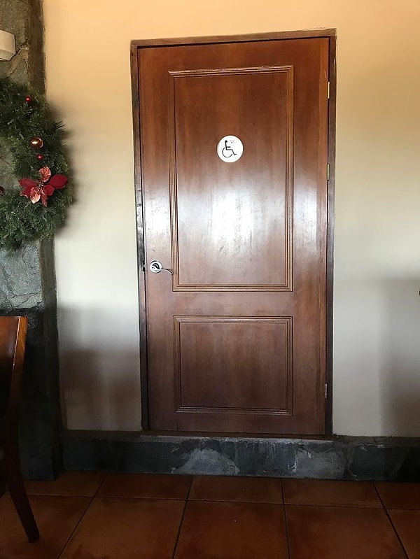 11. Туалет для людей с ограниченными возможностями. Очень удобно!