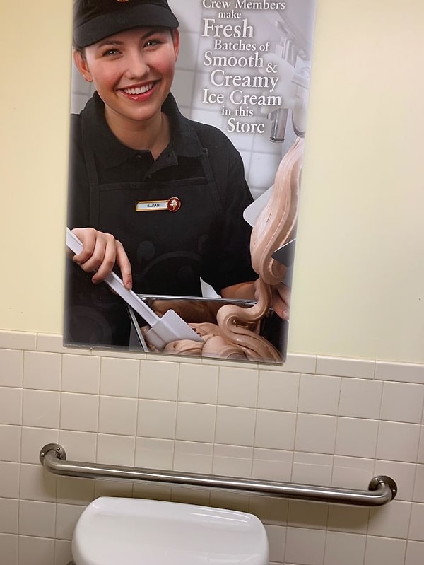 22. Как раз то, что вы хотели бы увидеть в туалете кафе-мороженого.