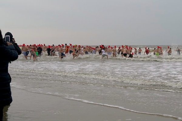 4. В какой стране по новогодней традиции купаются в море?