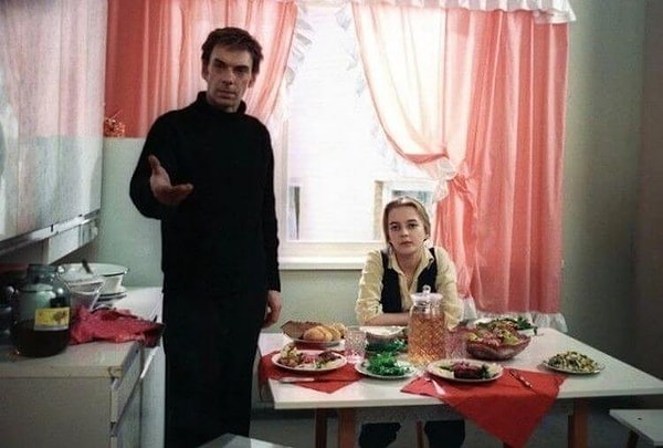 2. Кем трудился на телевидении отец Александры в фильме "Москва слезам не верит"?