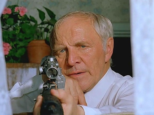 5. Какой актер когда-то сыграл Ленина, а затем "ворошиловского стрелка"?