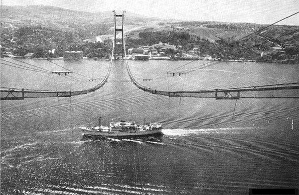 1971 - İstanbul'da iki kıta birleşti.