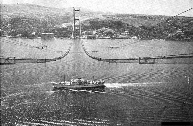 1971 - İstanbul'da iki kıta birleşti.
