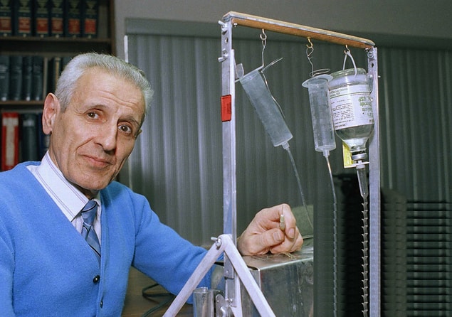 1999 - Michigan'da bir Mahkeme Jürisi, Dr. Jack Kevorkian'ı ölümcül bir hastayı iğne yaparak öldürmekten (ötanazi) suçlu buldu.