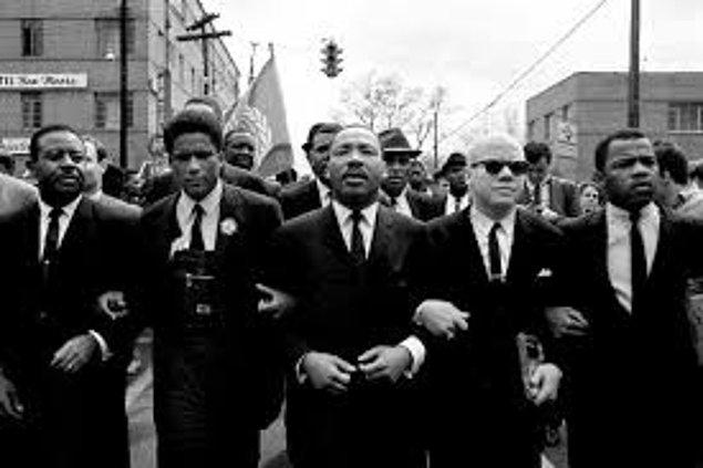 1965 - Amerika Birleşik Devletleri'nin Alabama Eyaletinde, Martin Luther King'in önderliğinde 25 bin kişi sivil haklar için yürüdü.