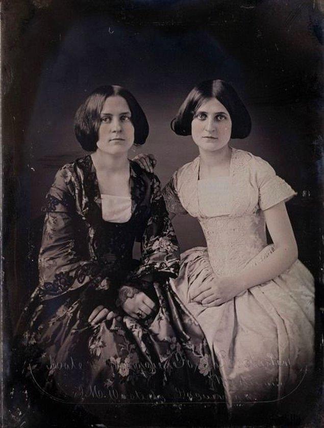 1848 - Margaret ve Kate Fox adlı iki kız kardeş, ruhlar dünyasıyla ilişki kurduklarını iddia ederek, ilk profesyonel medyumlar oldu.