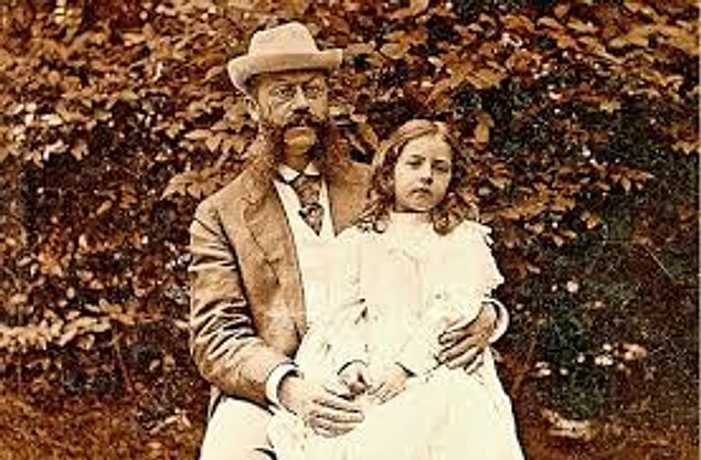 1901 - Avusturya-Macaristan İmparatorluğu Başkonsolosu Emile Jelinek'in, Daimler'e ısmarladığı dört silindirli araç, sahibine teslim edildi.
