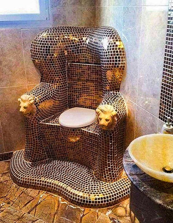 2. Mermer odanın köşesine konulmuş altın taht şeklinde mozaik parçalarla kaplı tuvalet:
