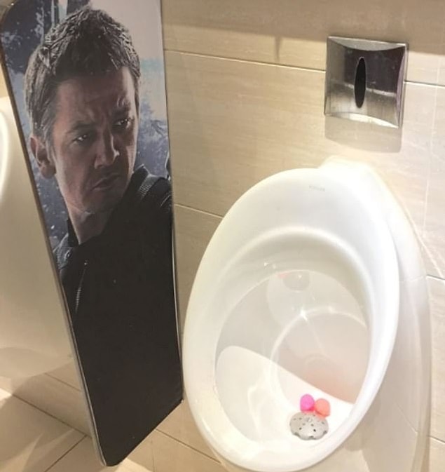 5. Yüzünde yargılayıcı bir ifade ile aşağıya bakan adamın olduğu poster tam yanınıza asılmışken nasıl olacak?