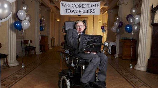 19. 2009'da Stephen Hawking sadece zamanda yolculuk edenler katılabilsin diye gerçekleştikten sonra açıkladığı bir davet düzenlemiştir. Kimse katılmamıştır.