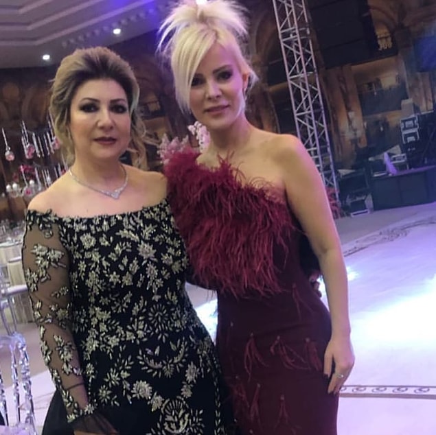 Hayvan hakları aktivisti olarak tanıdığımız gazeteci ve şarkıcı Ömür Gedik'in geçtiğimiz gün kızının düğününde giydiği elbise bu anlamda olay oldu.
