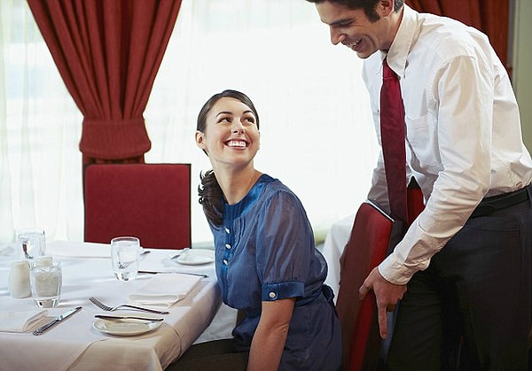 7. Пока вы ужинали, к вашему столику подошел знакомый подруги. Кто из вас должен поздороваться?