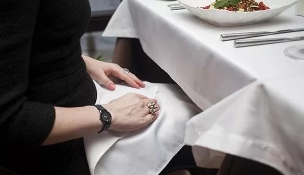 6. Вы случайно уронили салфетку с колен. Ваши действия?