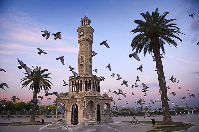 "Günaydın kopyası geldi! İzmir Saat Kulesi 1901 yılında açılmış, acaba hangi padişahın hükümdarlığının 25. yılıydı bu tarih? 🧐"