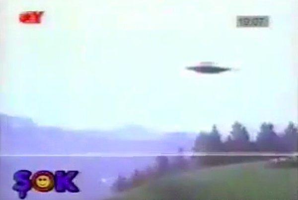 Karar ve ekibi bir ihbar üzerine UFO görülen yere gitmiş ve UFO tarafından bindikleri helikopter vurulmuş. 😂 UFO tarafından vurulan dünyadaki ilk insan olabilir. 😂
