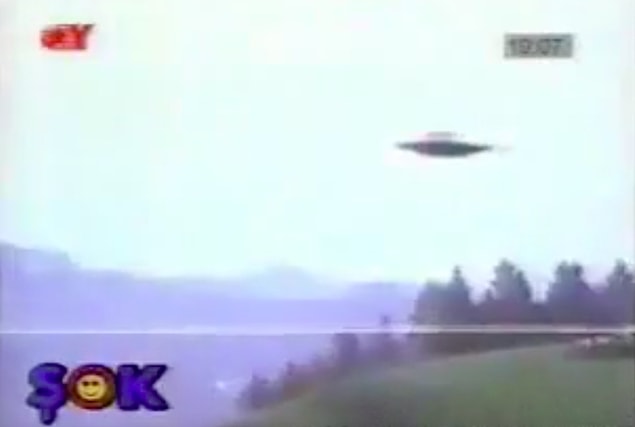 Karar ve ekibi bir ihbar üzerine UFO görülen yere gitmiş ve UFO tarafından bindikleri helikopter vurulmuş. 😂 UFO tarafından vurulan dünyadaki ilk insan olabilir. 😂