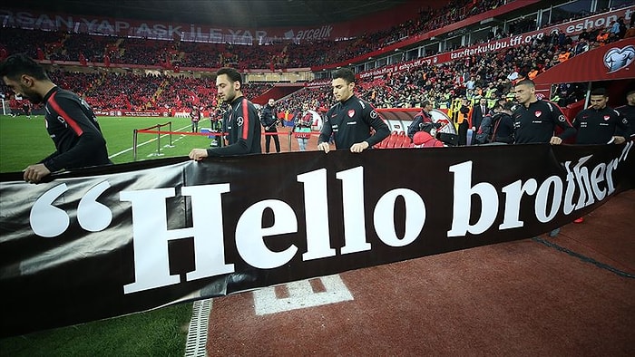 A Milli Futbol Takımı Isınmaya 'Hello Brother' Yazılı Pankartla Çıktı