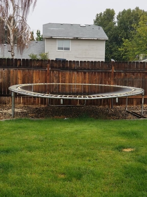 10. Отражающая поверхность воды делает этот батут словно невидимым