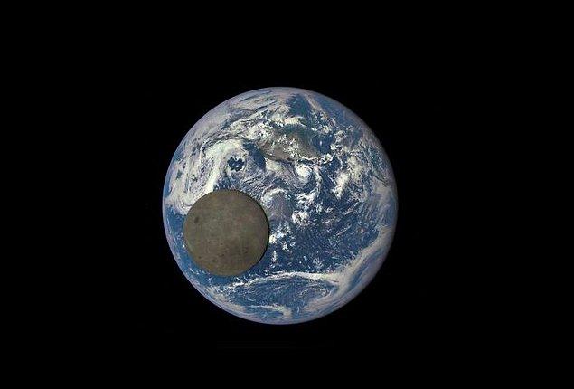 12. Ay'ın karanlık yüzü Dünya'nın önünden geçiyor.