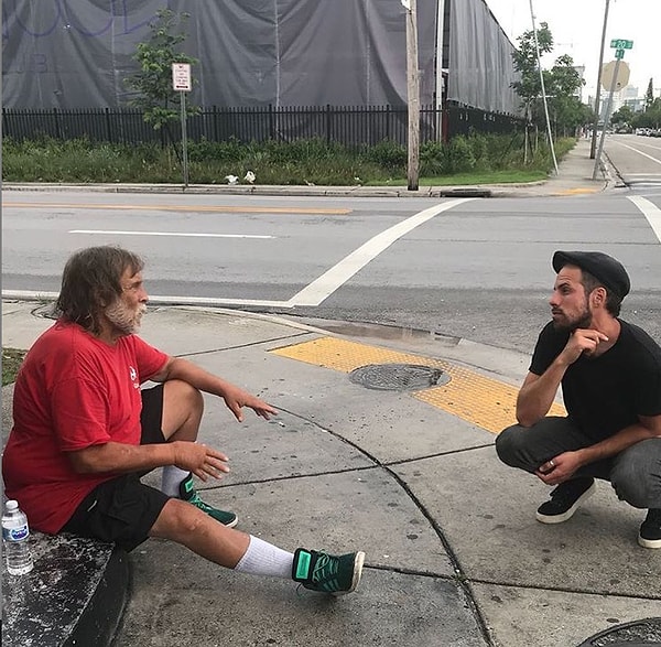 21. А вот и сам мастер (справа)