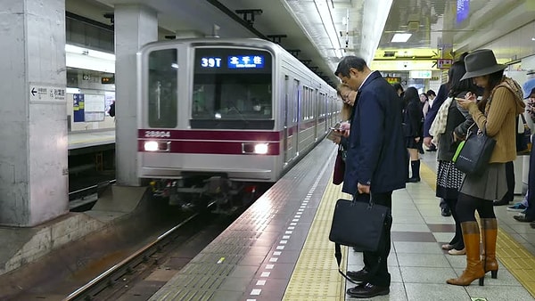 11. 15 процентов воздуха, которым мы дышим, когда стоим в метро, - это летающие в нем частички человеческой кожи.