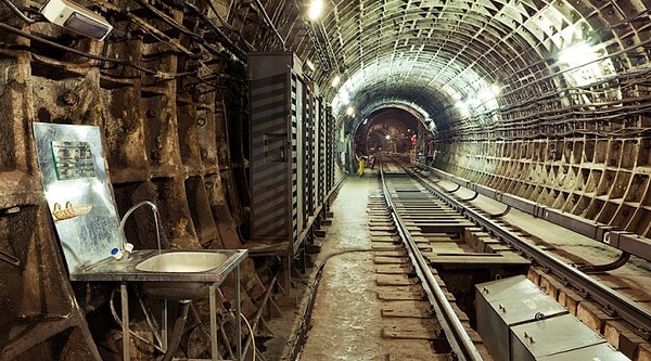 12. Первое метро в Москве за глаза называли "канализационным трамваем".