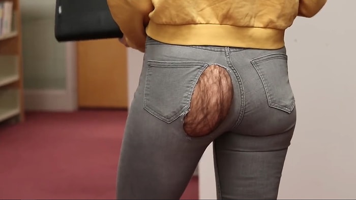 Yırtık Pantolondan Fırlamış Kıllı Popo Şakası ile İnsanları Troll'leyen Kadın