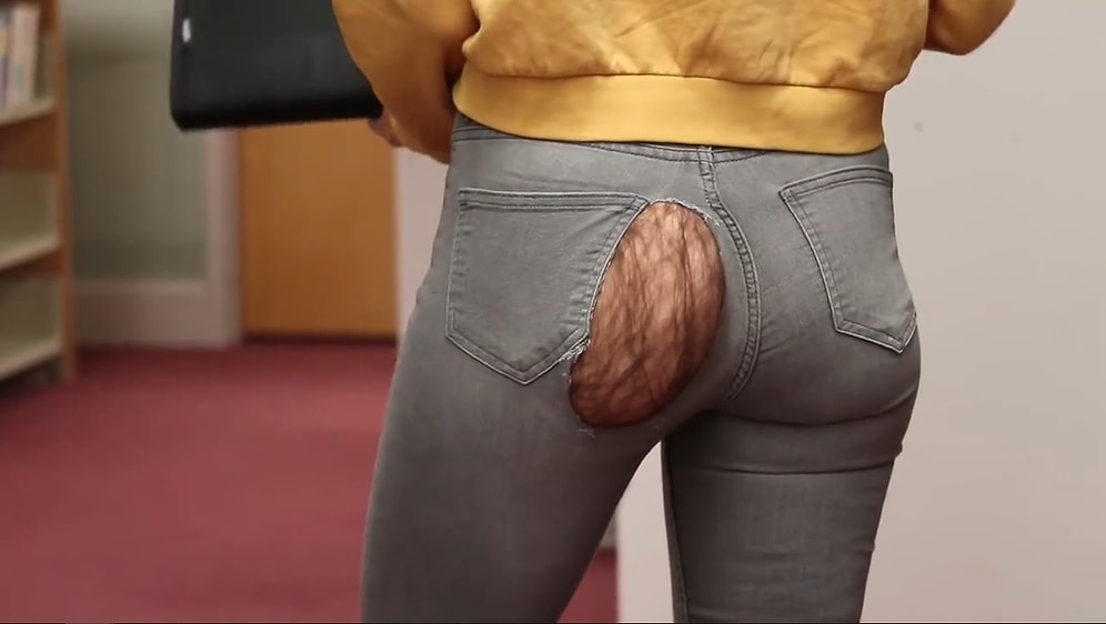 Yırtık Pantolondan Fırlamış Kıllı Popo Şakası ile İnsanları Troll'leyen Kadın