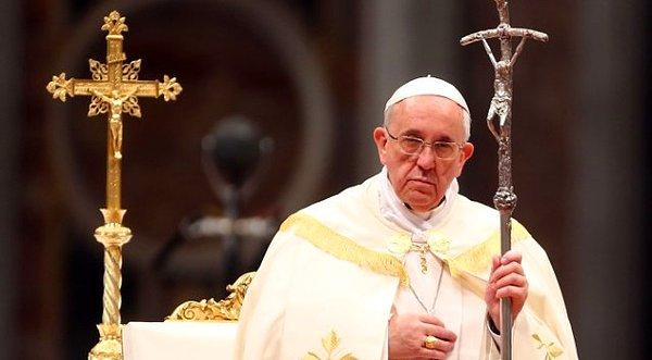 Ayrıca Papa'nın asasında da benzer bir figür benzer simgeyle yer alıyor.