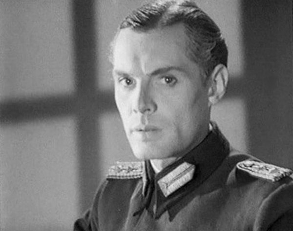 1. Что в фильме "Подвиг разведчика" связной предлагал вместо славянского шкафа?