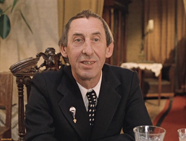 2. А данного персонажа фильма "Москва слезам не верит" звали...