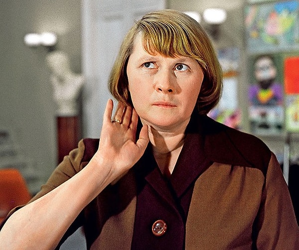 5. Что насчет данной героини из "Служебного романа"?