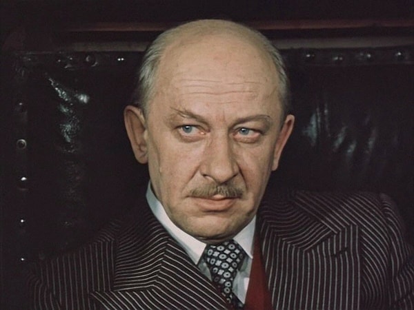 4. В фильме "Место встречи изменить нельзя" имя этого героя...