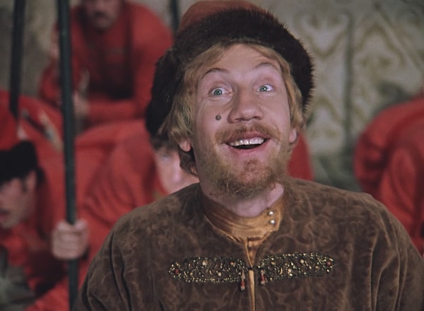 8. На кадре Савелий Крамаров, который в "Иван Васильевич меняет профессию" сыграл...