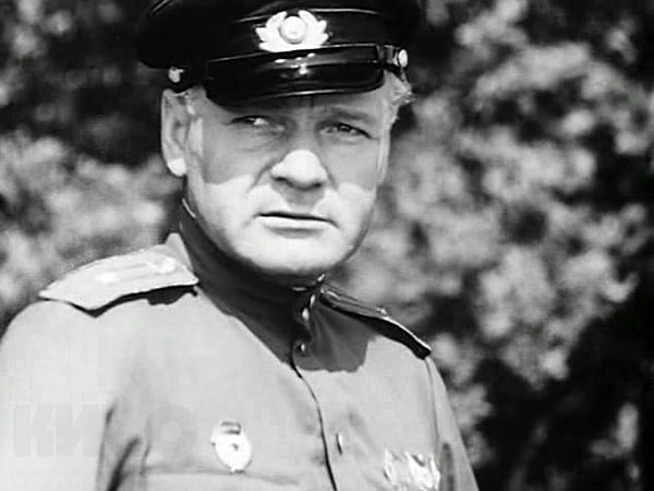 10. Знаете имя этого мужчины из фильма "В бой идут одни «старики»"?