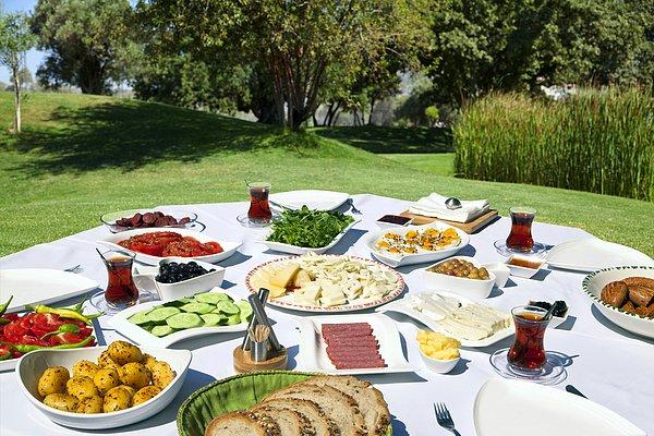 10. Lokallik konusunda üzerine tanımadığımız Türk kahvaltısını bir pazar günü doğa ile iç içe yapın