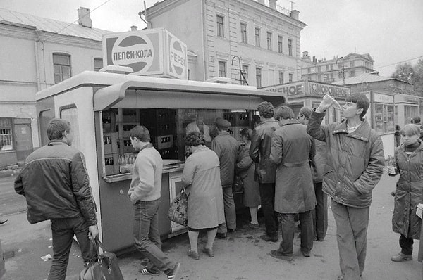 5. Не так давно появившуюся Пепси-Колу тогда продавали в фирменных ларьках