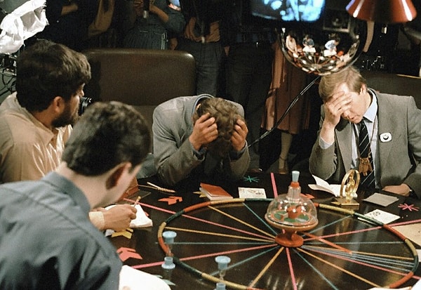 17. Узнаете? Это же телевизионная игра «Что? Где? Когда?»!