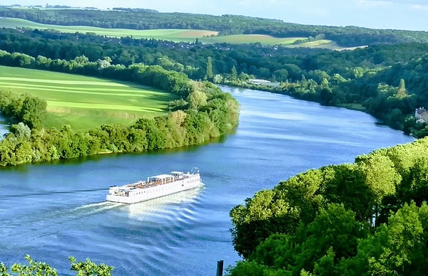 4. Самая длинная река России - это ...