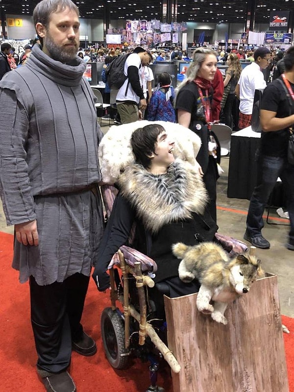 27. Пожалуй, лучший косплей! Только что-то Ходор мелковат...